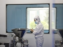 不負(fù)秋日好時(shí)光 ，亞歐廠里生產(chǎn)忙， 機(jī)器轟鳴干勁足，熱火朝天普新章！